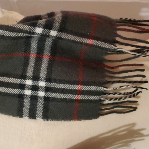 PLAID Scarf Grey, white, red, & Black - Picture 6 of 7